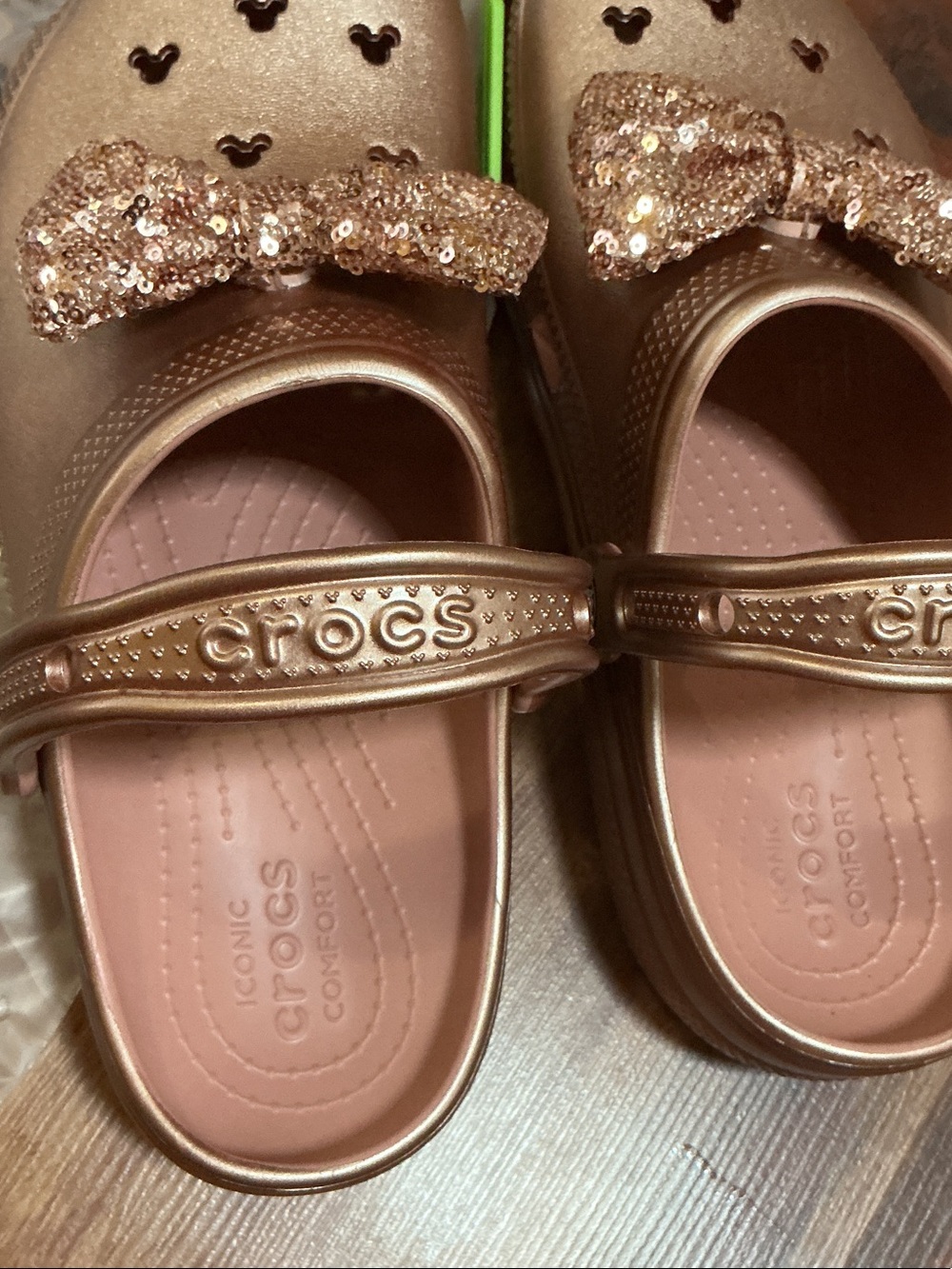 CROCS Disney women men’s 9/11 Metallic Rose Gold Bow Clogs nwt Mickey Mouse - Picture 6 of 10